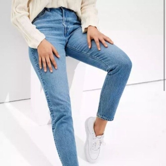 American Eagle Mom Jean light Wash Stretch 4 short - Picture 1 of 12